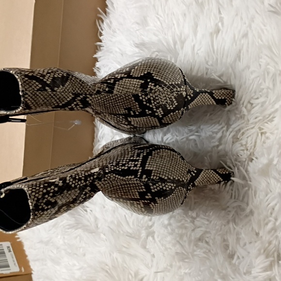 New Steve Madden Kapitol Python Print Ankle Booties Size 10M - Picture 8 of 12
